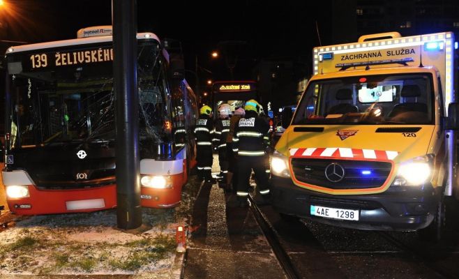 В Праге за ночь произошло два ДТП с участием городских трамваев и автобуса