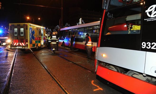 В Праге за ночь произошло два ДТП с участием городских трамваев и автобуса