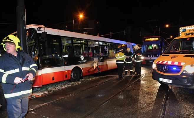 В Праге за ночь произошло два ДТП с участием городских трамваев и автобуса