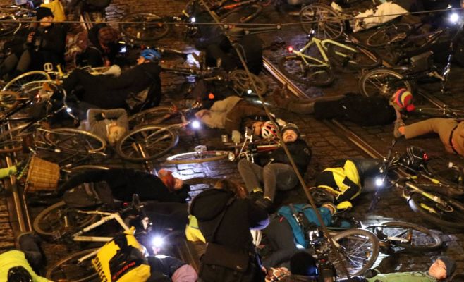 Десятки велосипедистов заблокировали движение в центре Праги