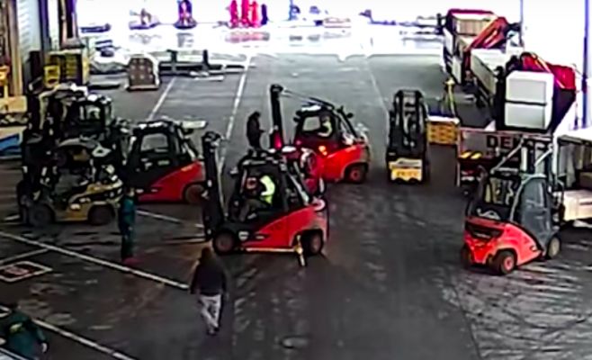 Видео: в Чехии работники склада заблокировали воров с помощью погрузчиков