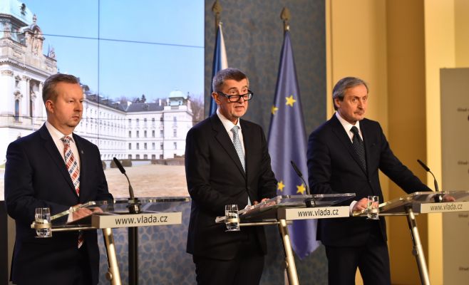 Премьер Чехии: квоты на беженцев могут привести к выходу стран из ЕС