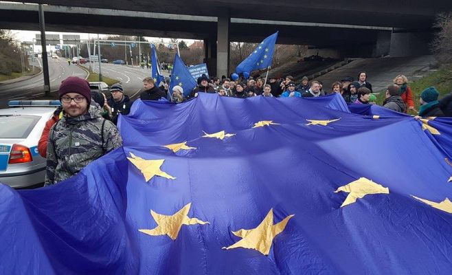 В Праге прошла демонстрация против Мари Ле Пен и за приём беженцев