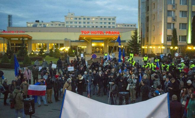 В Праге прошла демонстрация против Мари Ле Пен и за приём беженцев