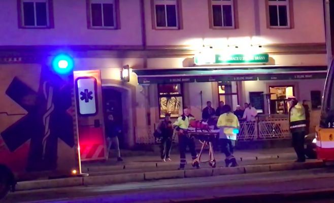В Праге трамвай сбил пьяного молодого человека