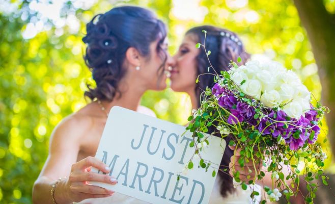 В Чехии предлагают узаконить однополые браки и позволить геям усыновлять детей