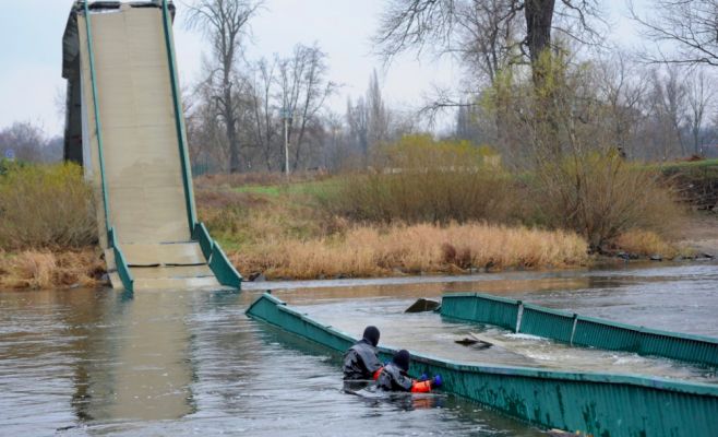 Рухнувший мост в Праге пока заменили на паром