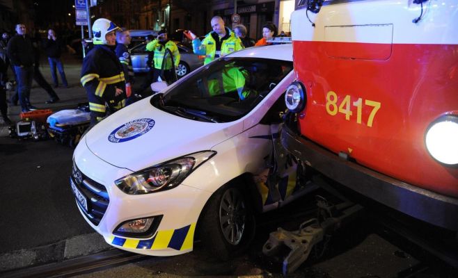 В Праге трамвай столкнулся с полицейским автомобилем