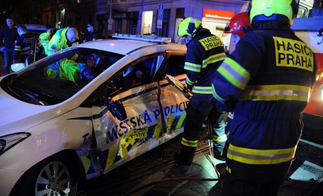 В Праге трамвай столкнулся с полицейским автомобилем