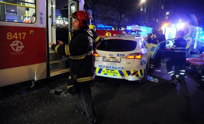 В Праге трамвай столкнулся с полицейским автомобилем