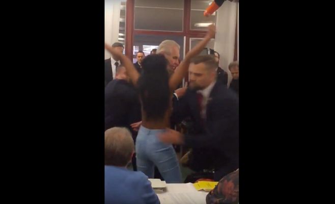 Видео: на президента Чехии набросилась полуголая активистка Femen