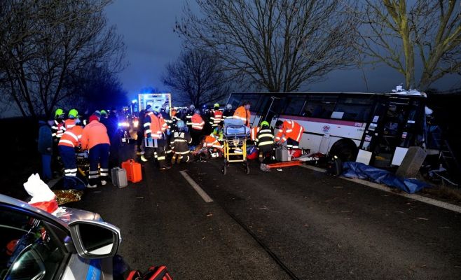 Фото: под Прагой произошла ужасная авария, трое погибших и десятки раненных