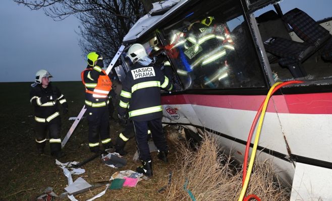 Фото: под Прагой произошла ужасная авария, трое погибших и десятки раненных