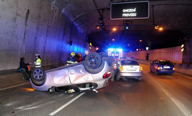 Фото: в Страговском тоннеле перевернулся автомобиль