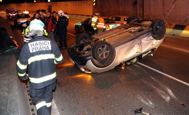Фото: в Страговском тоннеле перевернулся автомобиль