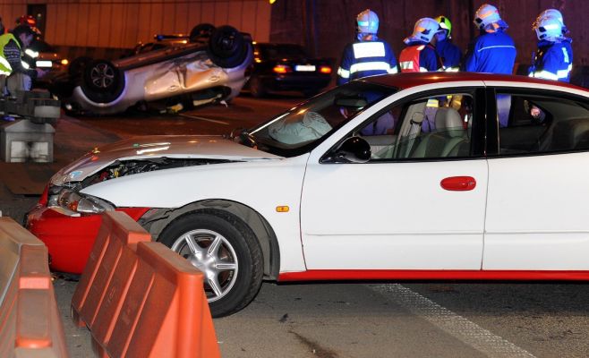 Фото: в Страговском тоннеле перевернулся автомобиль