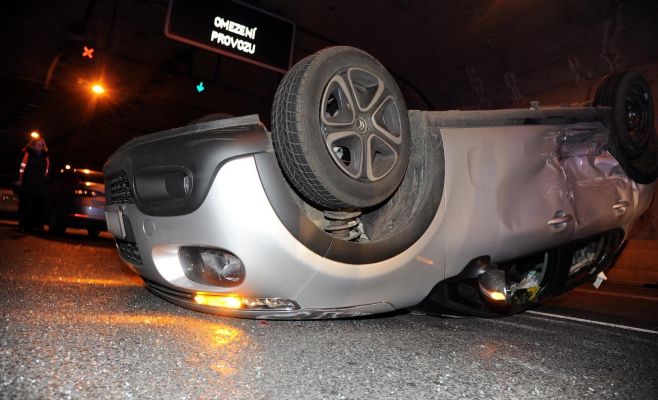 Фото: в Страговском тоннеле перевернулся автомобиль