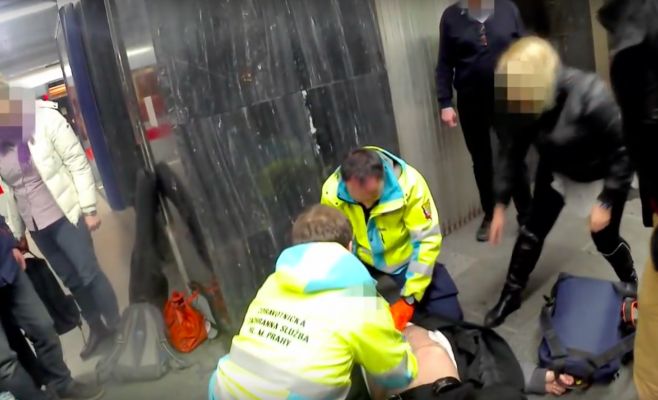 Видео: на станции метро «Музеум» пассажиру спасли жизнь – у него остановилось сердце