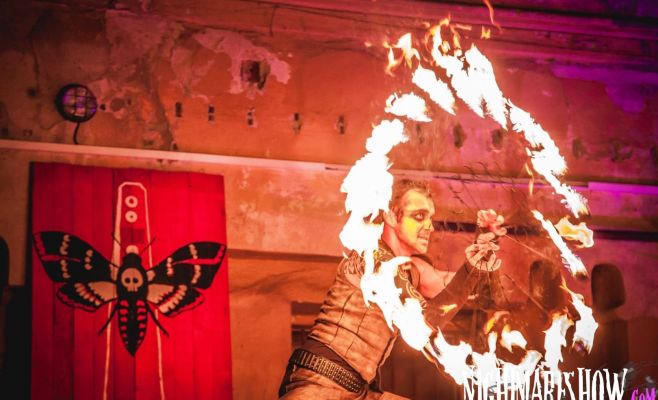 Интервью с метателем ножей, который организует шоу, набравшее популярность ещё в XIX веке