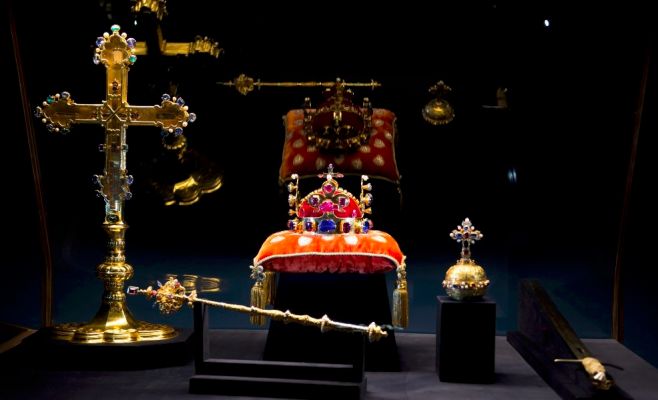 Коронационные регалии увидели свыше 3 тыс. человек за первый день