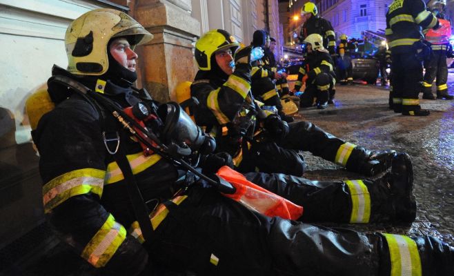 В центре Праги сгорел отель, четыре человека погибли