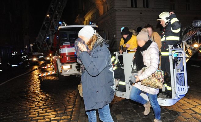 В центре Праги сгорел отель, четыре человека погибли
