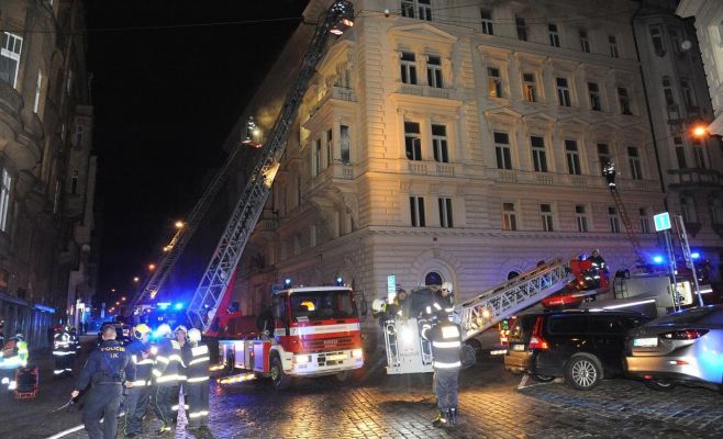 В центре Праги сгорел отель, четыре человека погибли