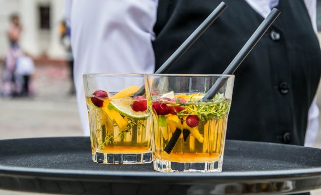 Чехи перестают посещать рестораны и предпочитают пить дома