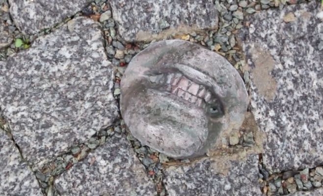 В Пльзени разбрасывают ступни, руки и рты