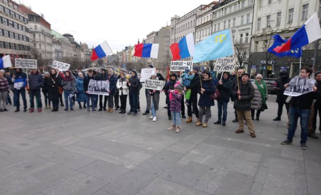 В центре Праги прошел митинг в поддержку Навального и против выборов в России