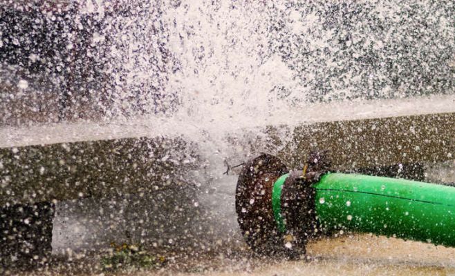 Несколько тысяч пражан остались без горячей воды из-за прорыва трубопровода