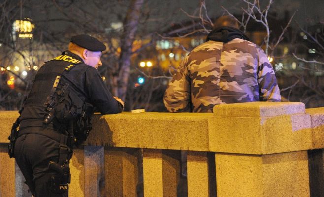 В центре Праги мужчина хотел совершить самоубийство