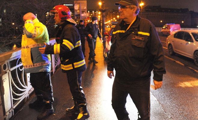 В центре Праги мужчина хотел совершить самоубийство
