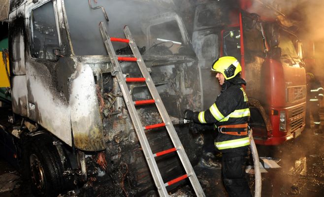 На парковке в Праге сгорели две фуры