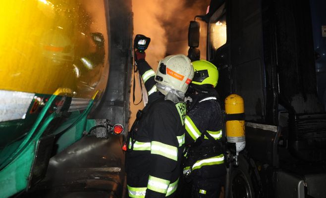 На парковке в Праге сгорели две фуры