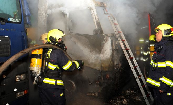 На парковке в Праге сгорели две фуры