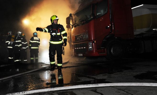 На парковке в Праге сгорели две фуры