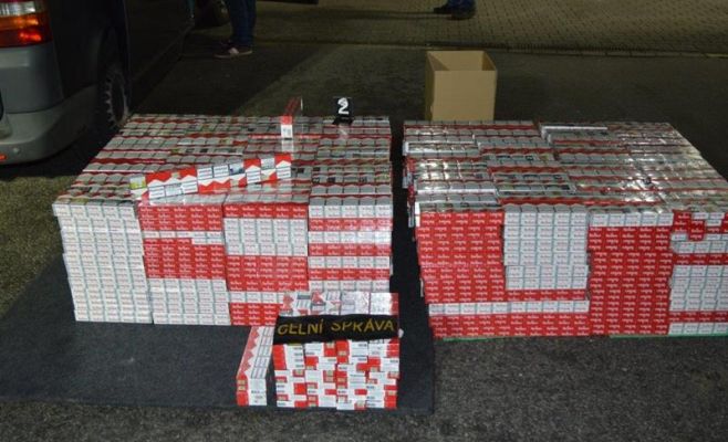 Полиция задержала украинцев с полным фургоном сигарет