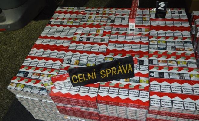 Полиция задержала украинцев с полным фургоном сигарет