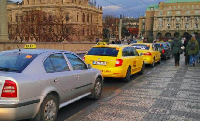 Из-за таксистов, заблокировавших центр Праги, не работал общественный транспорт 