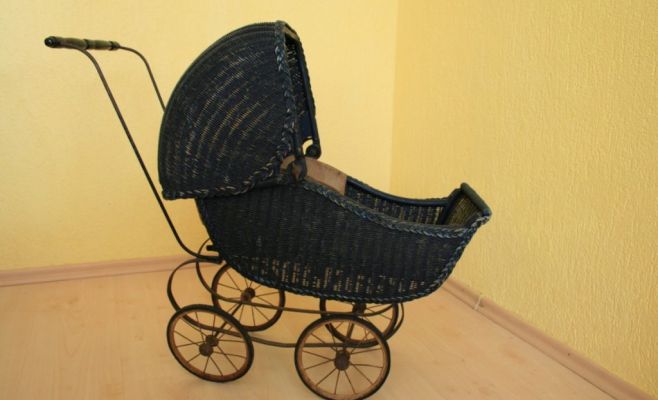 В Праге разыскивают пару, укравшую раритетную детскую коляску