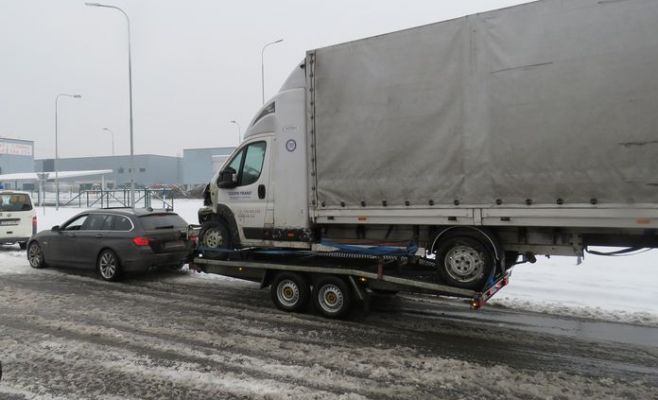 Иностранец перевозил грузовик на прицепе легкового автомобиля