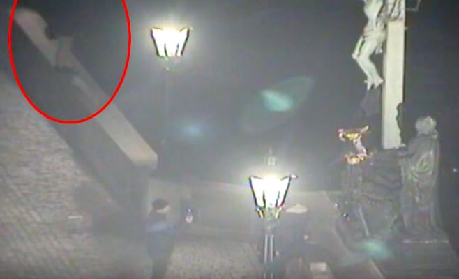 Одинокий иностранный студент хотел совершить самоубийство, спрыгнув с Карлова моста. Видео