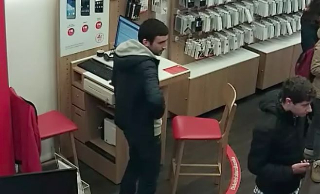 Преступники средь бела дня украли деньги из кассы магазина. Видео