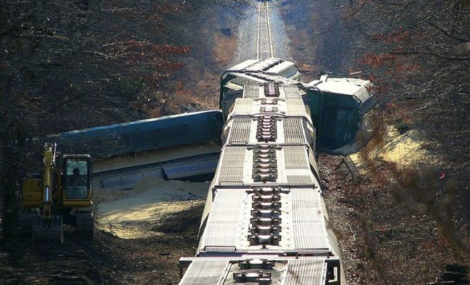 В Праге товарный поезд сошел с рельсов