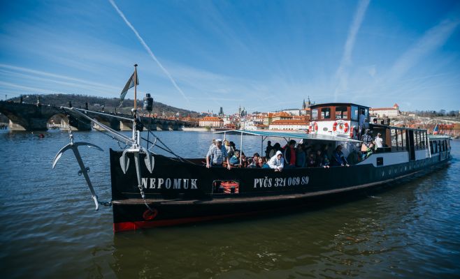 В воскресенье жители и гости Праги смогут бесплатно прокатиться на прогулочных судах в День Влтавы