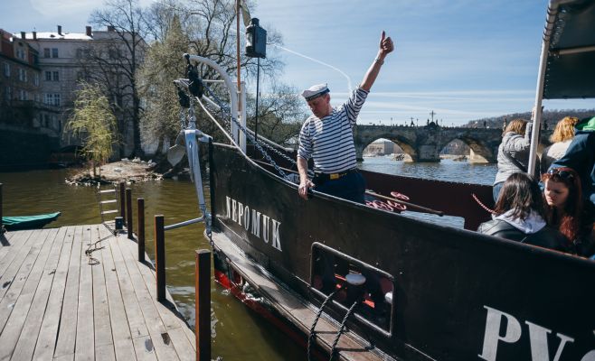 В воскресенье жители и гости Праги смогут бесплатно прокатиться на прогулочных судах в День Влтавы
