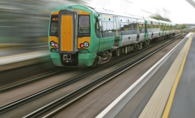 Иностранец вышел из поезда не в ту сторону, его насмерть сбил другой поезд