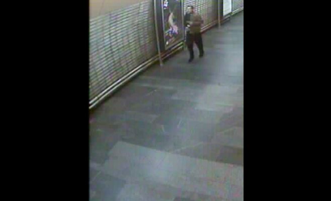 Неизвестный в Праге подбегает к женщинам и срывает с них дорогие украшения