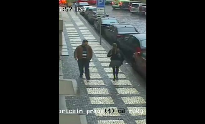 Неизвестный в Праге подбегает к женщинам и срывает с них дорогие украшения